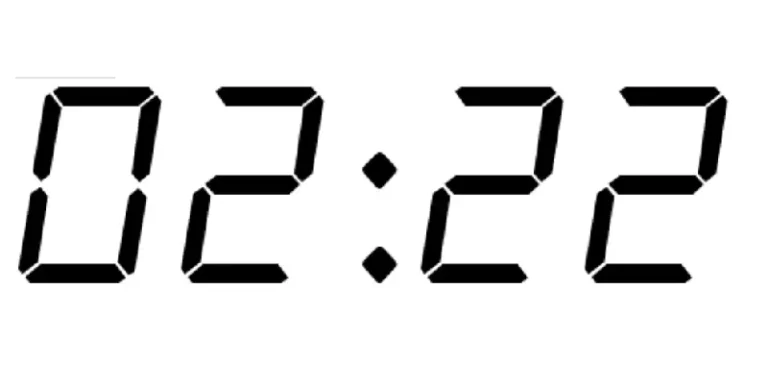 02:22 – Znaczenie trzech dwójek na zegarze