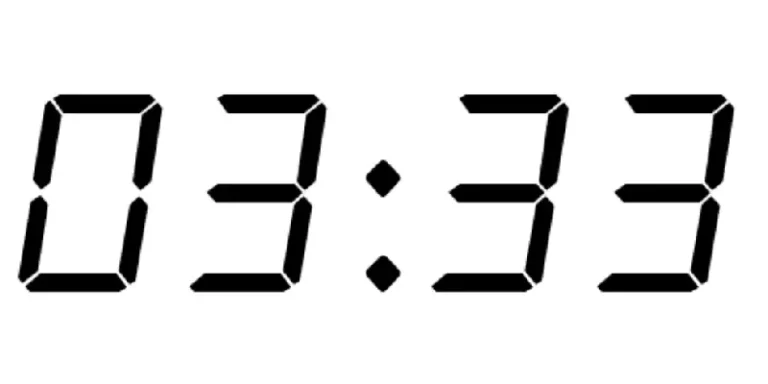03:33 – Potrójna godzina znaczenie i interpretacja